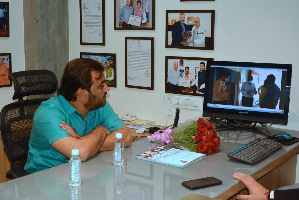 The well-known folk singer of Gujarat, Kirtidan Gadhvi, visited the office of Donate Life.